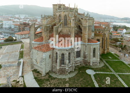 Vue aérienne de l'église Santa Maria, Castro Urdiales, ville de Cantabrie, Espagne, Europe. Banque D'Images