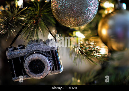 Appareil Ornament Hanging on Christmas Tree Banque D'Images