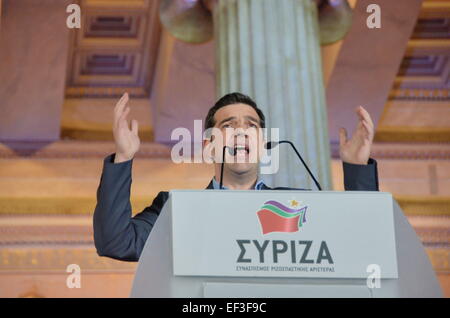 Alexis Tsipras parle à ses partisans.SYRIZA (Coalition pour la Gauche Radicale) Aile gauche parti politique a remporté le 2015 les élections pour le parlement grec. Son chef, Alexis Tsipras, a prononcé un discours à Propylaia région en face de l'Université d'Athènes pour célébrer leur victoire. (Photo de George Panagakis / Pacific Press) Banque D'Images