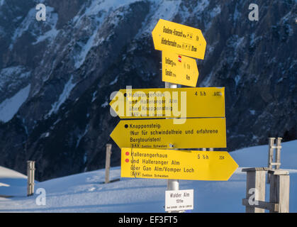 L'image représente un panneau directionnel (Wegweiser) situé sur le Walder Alm, un pâturage de montagne en Autriche. Le panneau indique le chemin à travers le paysage alpin pittoresque, guidant les randonneurs et les visiteurs à travers l'environnement naturel. Banque D'Images