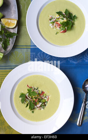 Soupe crémeuse à l'avocat salade de crabe frais avec Banque D'Images