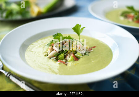 Soupe crémeuse à l'avocat salade de crabe frais avec Banque D'Images