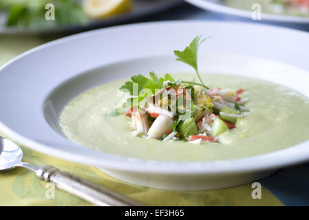 Soupe crémeuse à l'avocat salade de crabe frais avec Banque D'Images