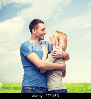 Smiling couple hugging at Banque D'Images