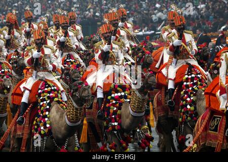 New Delhi, Inde. 26 janvier, 2015. Camel contingent de forces de sécurité des frontières indiennes (FBS) mars au cours de la 66e Journée de la République défilé à New Delhi, Inde, le 26 janvier 2015. La Journée de la république marque l'anniversaire de la constitution démocratique de l'Inde en vigueur en 1950. © Partha Sarkar/Xinhua/Alamy Live News Banque D'Images