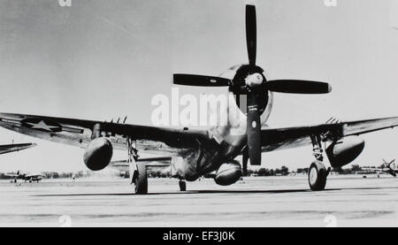 Le Republic YP-47M Thunderbolt, une variante du P-47, est montré équipé de pylônes sous les ailes pour la fixation des armes, mettant en valeur sa conception militaire. Banque D'Images