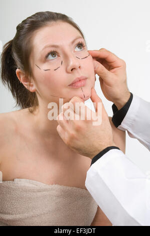 Doctor examining patient's face Banque D'Images