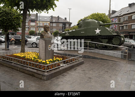 Le monument de l'Armée américaine à Brigue. Le général Anthony C. McAuliffe se trouve sur la place de Bastogne, Belgique, qui porte son nom Banque D'Images