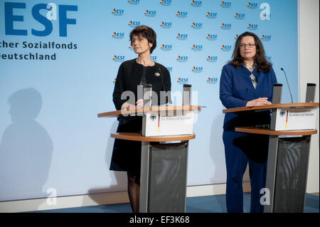 Berlin, Allemagne. 26 janvier, 2015. Ministre fédéral du Travail Andrea Nahles (R) et la Commissaire européenne Marianne Thyssen (L) lors d'une conférence de presse à Berlin, Allemagne, 26 janvier 2015. Photo : FELIX ZAHN/dpa/Alamy Live News Banque D'Images