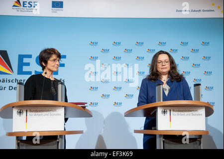 Berlin, Allemagne. 26 janvier, 2015. Ministre fédéral du Travail Andrea Nahles (R) et la Commissaire européenne Marianne Thyssen (L) lors d'une conférence de presse à Berlin, Allemagne, 26 janvier 2015. Photo : FELIX ZAHN/dpa/Alamy Live News Banque D'Images