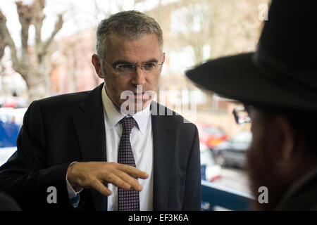 Londres, Royaume-Uni. 26 janvier, 2015. L'ambassadeur d'Israël IL Daniel Taub (L) parle à un membre de la communauté juive orthodoxe de Stamford Hill/Cruciatti Crédit : Piero Alamy Live News Banque D'Images