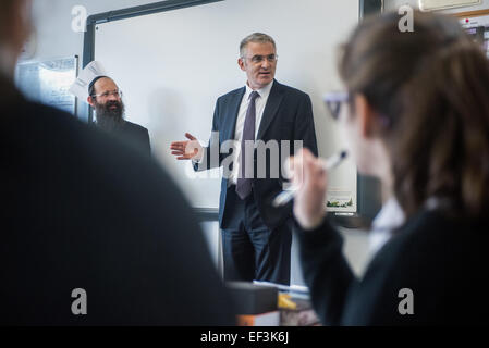 Londres, Royaume-Uni. 26 janvier, 2015. L'ambassadeur d'Israël Daniel Taub, il parle aux élèves dans une école à Stamford Hill Crédit : Piero Cruciatti/Alamy Live News Banque D'Images