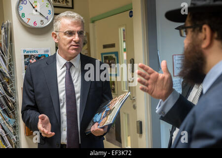 Londres, Royaume-Uni. 26 janvier, 2015. L'ambassadeur d'Israël IL Daniel Taub (L) parle à un membre de la communauté juive orthodoxe de Stamford Hill/Cruciatti Crédit : Piero Alamy Live News Banque D'Images