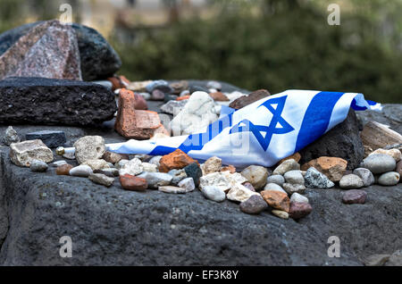 Varsovie, Pologne - 19 avril 2018 : monument situé au 18, rue Mila où des soldats de la résistance juive ont organisé leur QG pendant le soulèvement du ghetto 1943. Banque D'Images