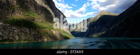 Traversier de passagers dans un fjord Geirangerfjord, classé au Patrimoine Mondial de l'UNESCO, la région de Sunnmøre, comté de Møre og Romsdal, ouest de la Norvège, Banque D'Images