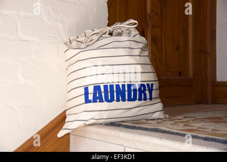 Sac à linge complète l'extérieur d'un ensemble d'attente porte sale ou nettoyer lave Banque D'Images