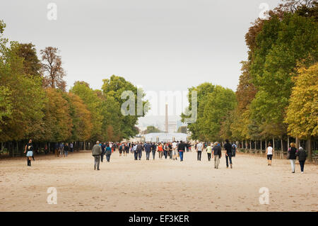 Chemin à travers le Jardin des Tuileries vers la Place de la Concorde, Paris, France. Banque D'Images