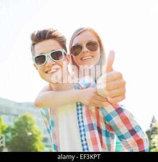 Smiling couple having fun et showing Thumbs up Banque D'Images