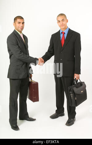 Businessmen shaking hands Banque D'Images