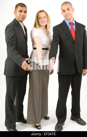 Des collègues de l'extension de leurs bras pour une poignée de main Banque D'Images