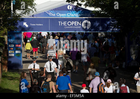 Les spectateurs faire leur chemin vers l'entrée de l'Royal Liverpool Golf Club à Hoylake, Wirral. Banque D'Images