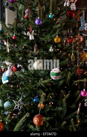 Arbre de Noël décoré avec des boules de verre, éclectique et jouets tricotés, bas et des étoiles Banque D'Images