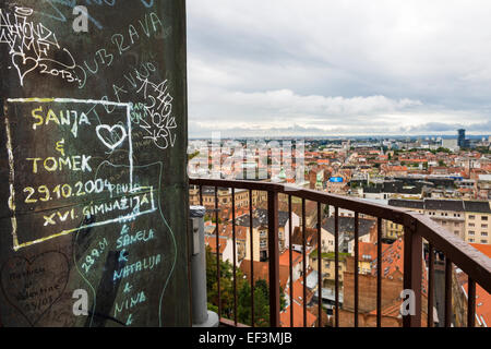 Graffiti et vue sur la ville de Tour Lotrščak, dans la vieille ville de Zagreb, Zagreb, Croatie Banque D'Images