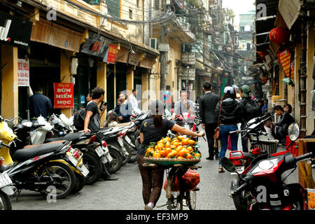 Scène de rue, vieux quartier (aka le 36 rues), Hanoi, Vietnam Banque D'Images