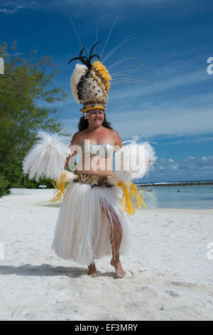 Polynésie Française, îles Australes, Raivavae. Danse de bienvenue polynésien. Femme polynésienne, dans l'herbe et coiffure orné jupe. Banque D'Images