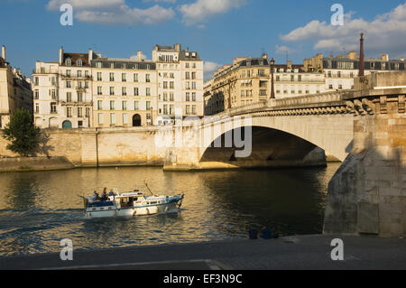 Pont de la Tournelle en regardant vers l'Île Saint-Louis, Paris, France. Banque D'Images