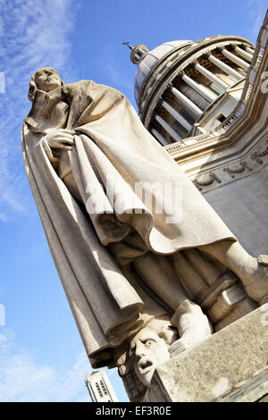 Monument du dramaturge français Pierre Corneille (1606-1684) près de Panthéon de Paris, France Banque D'Images