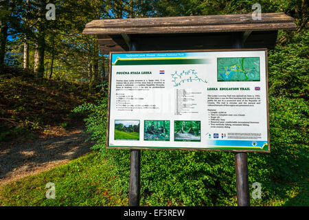 Leska education trail interpretive signe, parc national de Risnjak, Croatie Banque D'Images