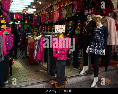 Hong Kong 2015 - Cheung Sha Wan Road - Vêtements Banque D'Images