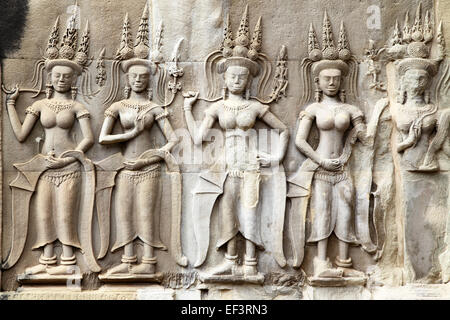 Apsaras - sculpture sur pierre khmère à Angkor Wat, au Cambodge Banque D'Images