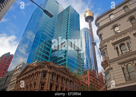 Le Westfield Centrepoint Tower, gratte-ciel et de vieux bâtiments coloniaux dans le centre-ville de Sydney, New South Wales, Australia Banque D'Images