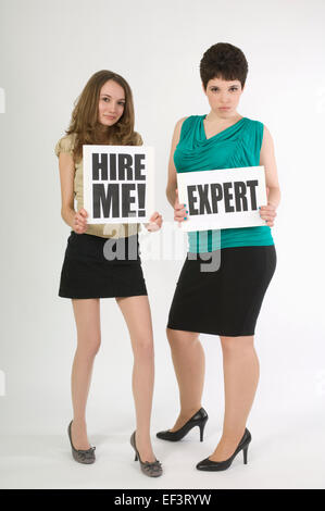 Deux femmes au chômage holding signs Banque D'Images