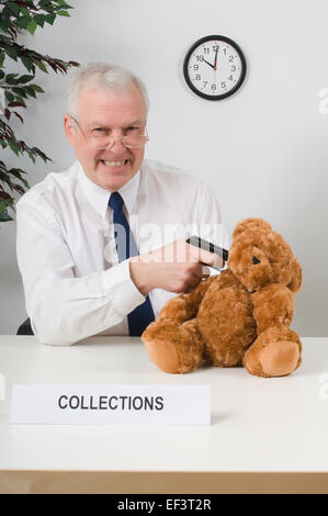 Agent Collections tenant un pistolet à un ours en peluche Banque D'Images