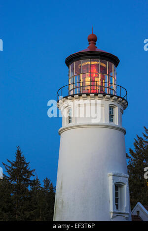 Umpqua River Lighthouse, construit en 1894, (la lentille rouge dans la lumière est rare) ; près de Madras sur la côte de l'Oregon. Banque D'Images