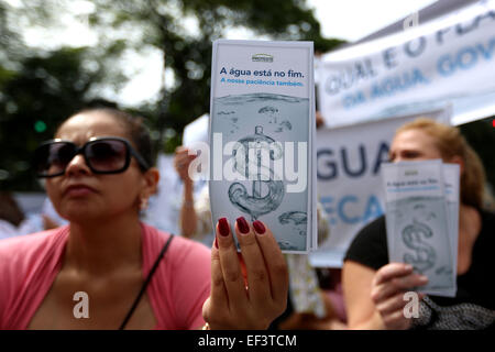 Sao Paulo, Brésil. 26 janvier, 2015. Les manifestants prennent part à une protestation contre la pénurie d'eau record en face de Palacio dos Bandeirantes, le siège du gouvernement de l'Etat de São Paulo, dans la ville de Sao Paulo, Brésil, le 26 janvier 2015. Sao Paulo, une métropole de 20 millions sous le choc de sa pire sécheresse depuis plus de 80 ans, n'a que deux mois de garantie d'approvisionnement en eau comme il commence à utiliser la deuxième des trois réserves d'urgence, selon la presse locale. © Rahel Patrasso/Xinhua/Alamy Live News Banque D'Images
