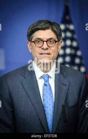 Le secrétaire américain au Trésor Jack Lew donne une conférence de presse après une réunion au siège de la Commission de l'UE à Bruxelles, Belgique Le 26.01.2015 Lew dit l'économie américaine doit encore pousser pour continuer la croissance, et que nous seuls ne pouvait entraîner la reprise économique mondiale. Les rapports Lew dit la Grèce est de passer à résoudre leurs problèmes après avoir à prendre des décisions difficiles. Dans l'intervalle, les marchés financiers européens lundi haussé les épaules de la nouvelle que le parti anti-austérité SYRIZA avait émergé comme le vainqueur de l'élection nationale en Grèce, avec les actions et l'euro gagne du terrain. Par Wiktor Dabk Banque D'Images