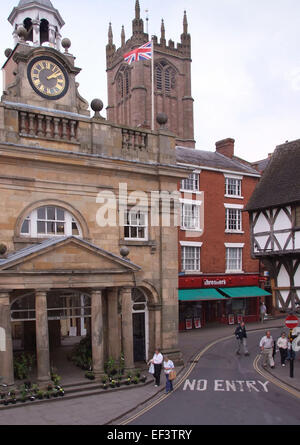 Ludlow dans le Shropshire, montrant des magasins et l'hôtel de ville. Banque D'Images