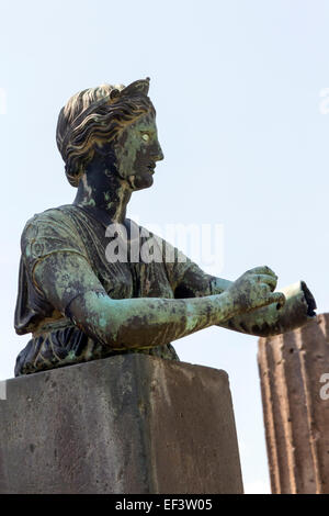 Statue de Diana - déesse romaine de la chasse, de la lune et de l'accouchement - dans le Temple d'Apollon à Pompéi Banque D'Images