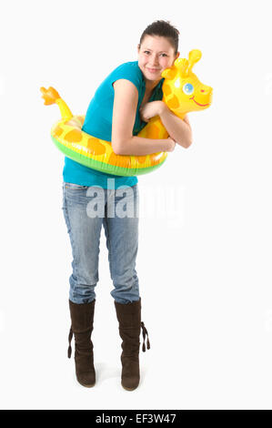 Femme avec enfant jouet de l'eau autour de sa taille Banque D'Images