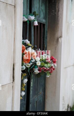 Fleurs artificielles à l'entrée d'un mausolée dans le cimetière Kerepesi, Budapest Banque D'Images