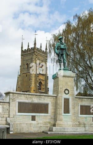 Le monument aux morts avec le clocher en arrière-plan ; Abbey Park, Evesham, Worcestershire, Royaume-Uni Banque D'Images