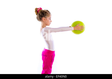 Remise en forme les filles blonde enfant exercice d'entraînement avec le yoga ball on white Banque D'Images