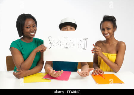 Deux Jeune femme tenant une pancarte avec une équation mathématique sur elle Banque D'Images