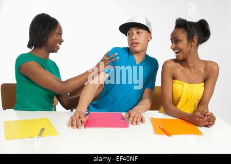 Espièglerie adolescente poussant teenage boy Banque D'Images