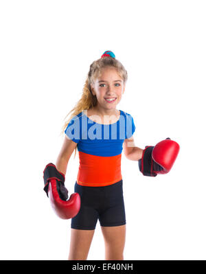 Boxer Kid fille blonde drôle avec des gants de boxe sur fond blanc Banque D'Images