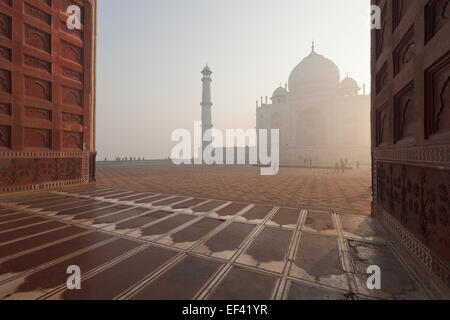 Agra, Inde. Taj Mahal au lever du soleil Agra, Inde. Taj Mahal au lever du soleil
